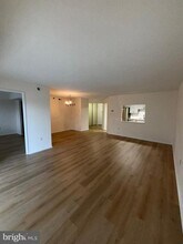 3310 N Leisure World Blvd in Silver Spring, MD - Foto de edificio - Building Photo