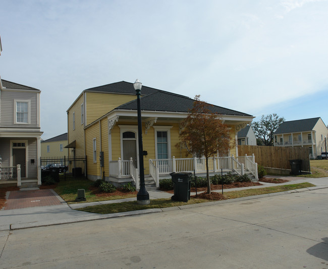 733 St Mary Dr in New Orleans, LA - Foto de edificio - Building Photo