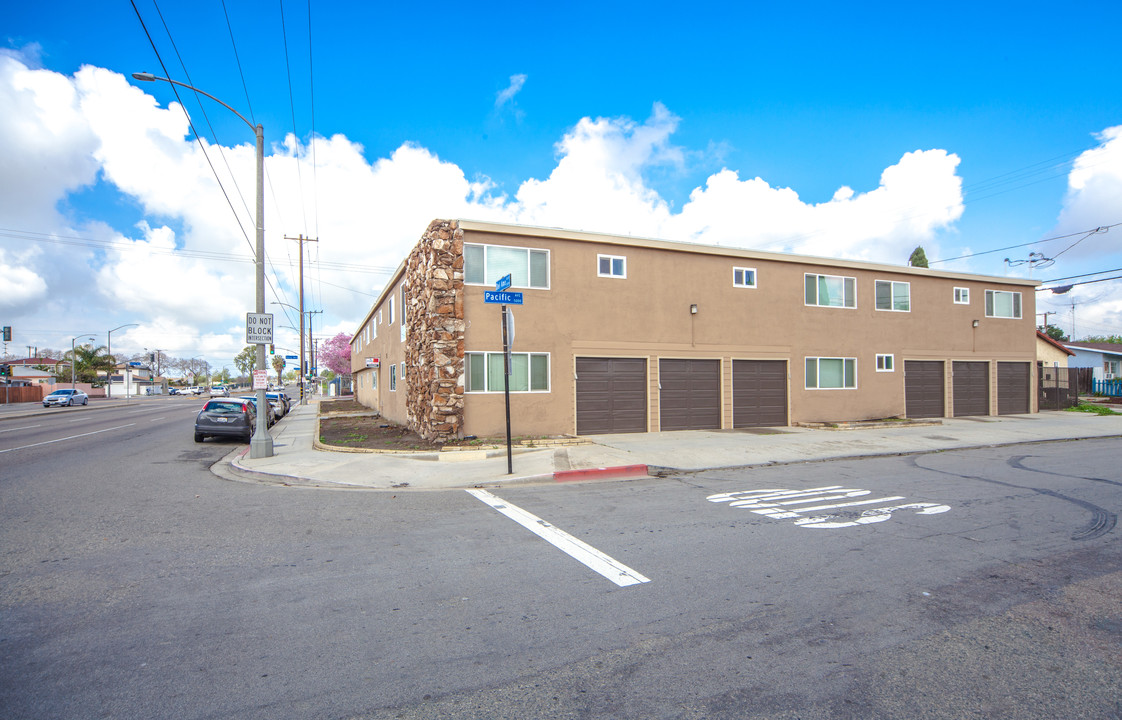 Del Amo Apartments in Long Beach, CA - Foto de edificio