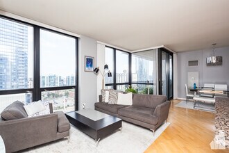 210 S Desplaines St in Chicago, IL - Building Photo - Building Photo