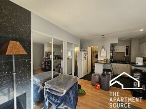 744 W Gordon Ter, Unit 201 in Chicago, IL - Building Photo - Building Photo