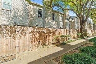 17491 Red Oak Dr in Houston, TX - Building Photo
