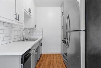 6110 Cahuenga Blvd in Los Angeles, CA - Building Photo - Building Photo