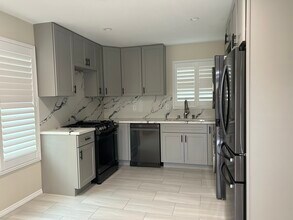 111 E 13th St, Unit 111 B in Azusa, CA - Foto de edificio - Building Photo