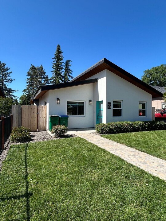 372-384 E 8th Ave in Chico, CA - Building Photo