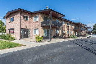 Hilltop Apartments in Lakewood, CO - Building Photo