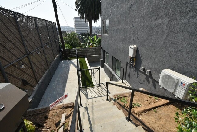 2119 Elsinore St in Los Angeles, CA - Foto de edificio - Building Photo