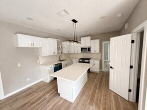 1422 W Willis St in Alvin, TX - Building Photo - Building Photo