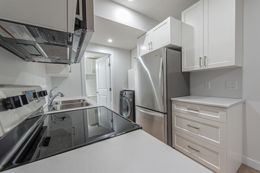 1437 Cherniak Way SW in Edmonton, AB - Building Photo