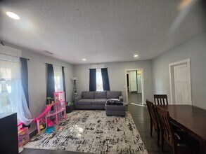 626 NE Taylor St in Minneapolis, MN - Building Photo - Building Photo