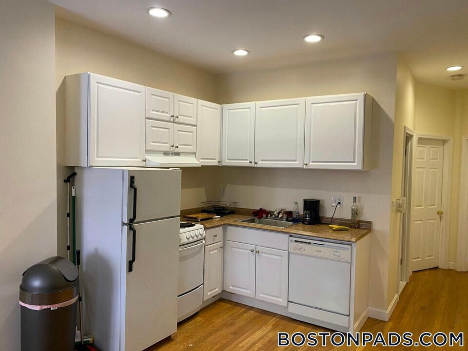 28 Phillips St in Boston, MA - Building Photo
