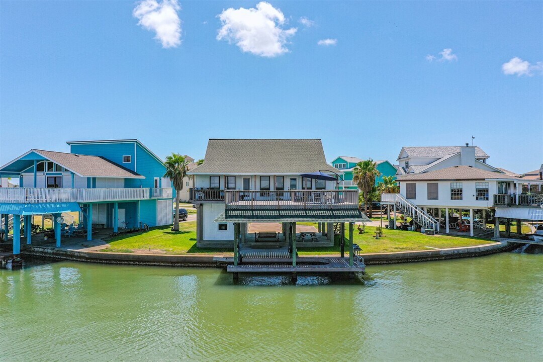 1122 Makatea St in Tiki Island, TX - Building Photo