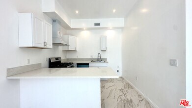 16023 Wyandotte St in Los Angeles, CA - Building Photo - Building Photo