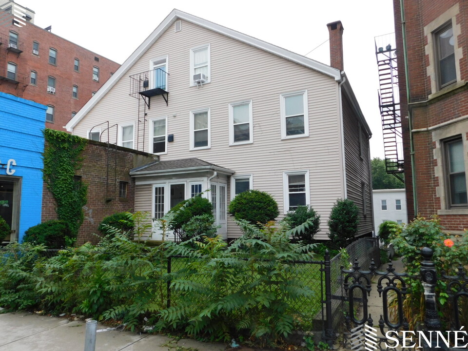 896A Massachusetts Ave, Unit 4 in Cambridge, MA - Foto de edificio
