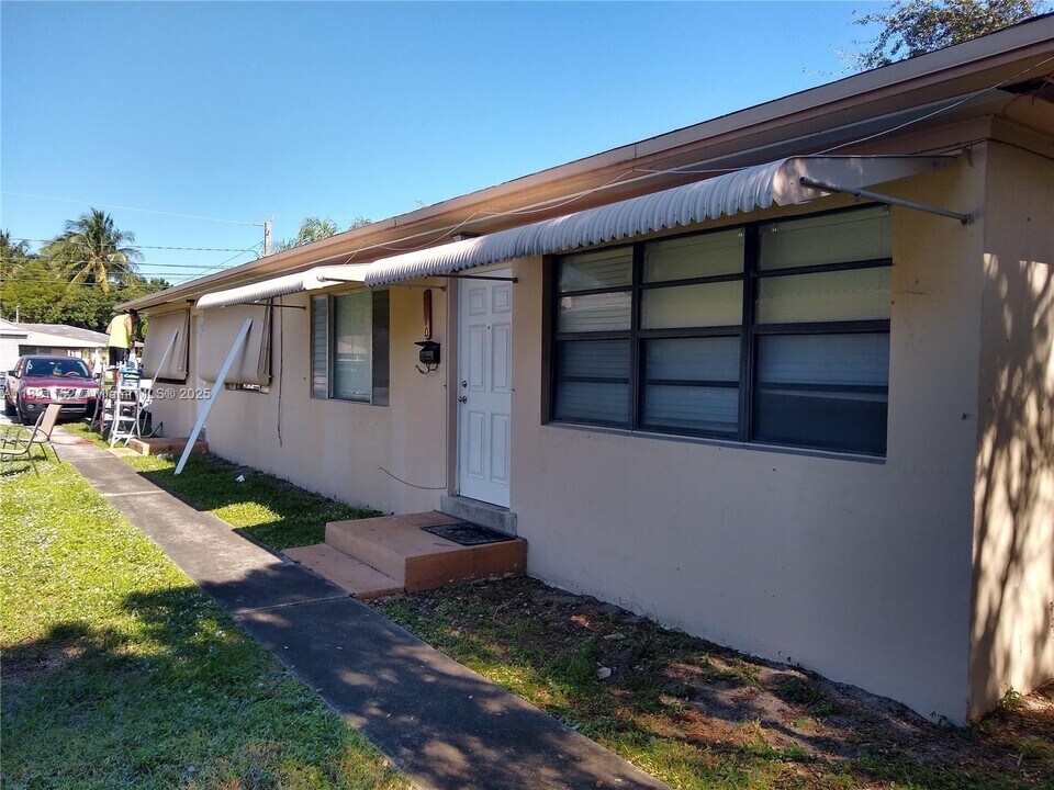2210 Johnson St in Hollywood, FL - Building Photo