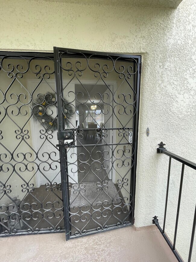 2355 Via Mariposa W, Unit 3G in Laguna Woods, CA - Foto de edificio - Building Photo