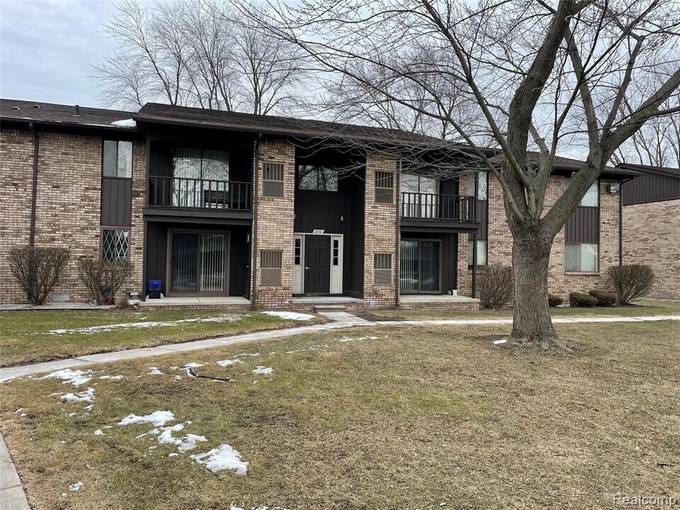 256 E Thirteen Mile Rd in Madison Heights, MI - Building Photo