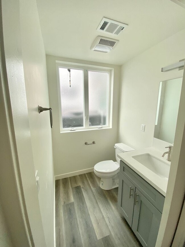 2409 1/2 Ridgeley Dr in Los Angeles, CA - Foto de edificio - Building Photo