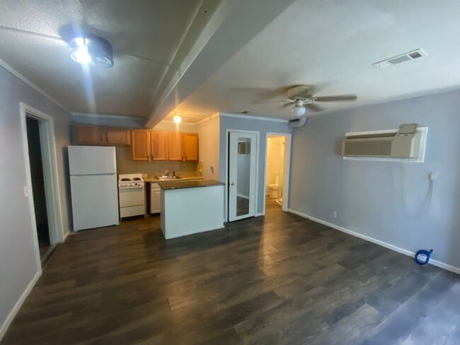 property at 956 Commercial Ln