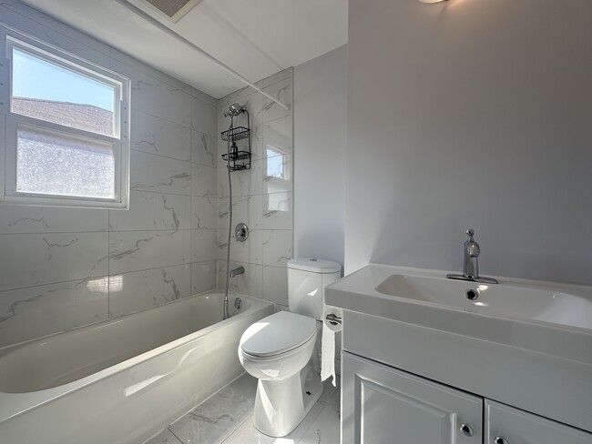 427 Adelaide Ave W in Oshawa, ON - Building Photo - Building Photo