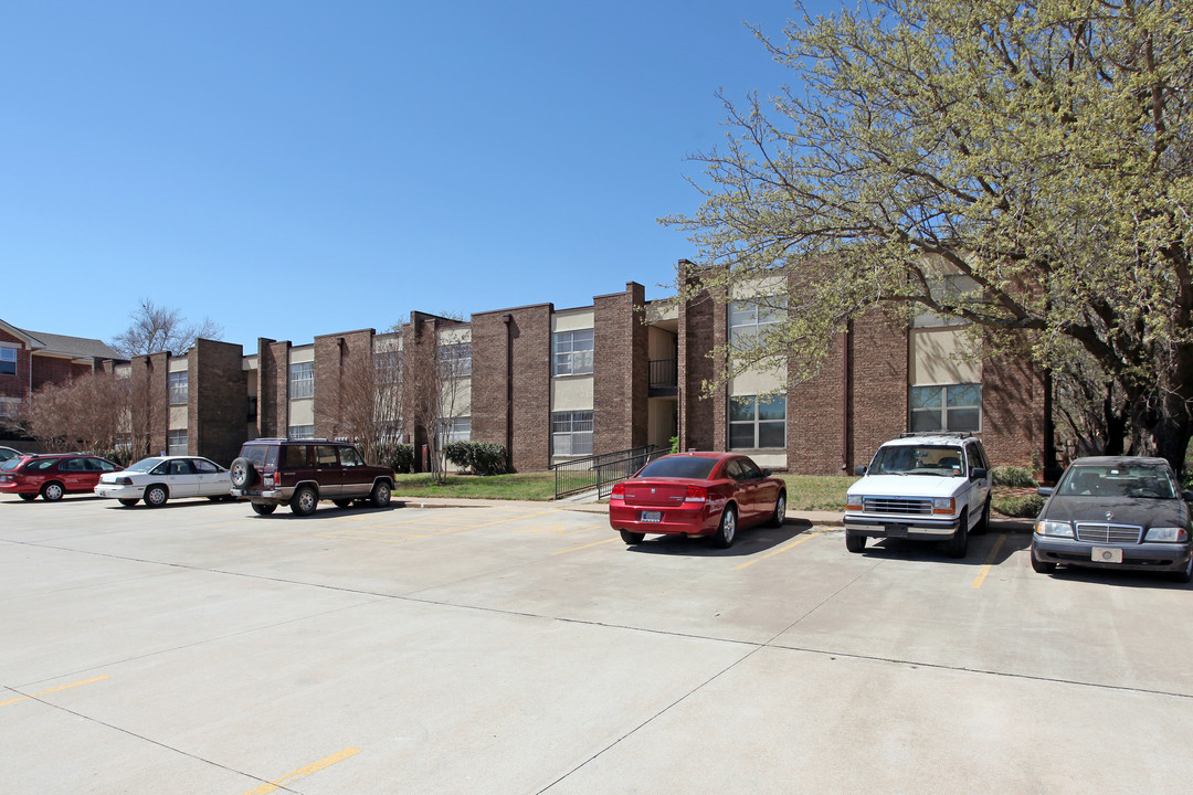 College View Apartments in Edmond, OK - Building Photo