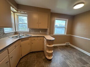 15401 Northwood Ave in Maple Heights, OH - Foto de edificio - Building Photo