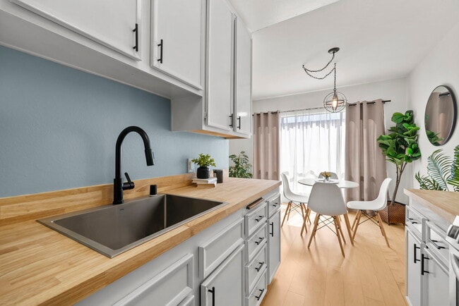 1735 N Fuller Ave, Unit 1735 Fuller #425 in Los Angeles, CA - Building Photo - Building Photo