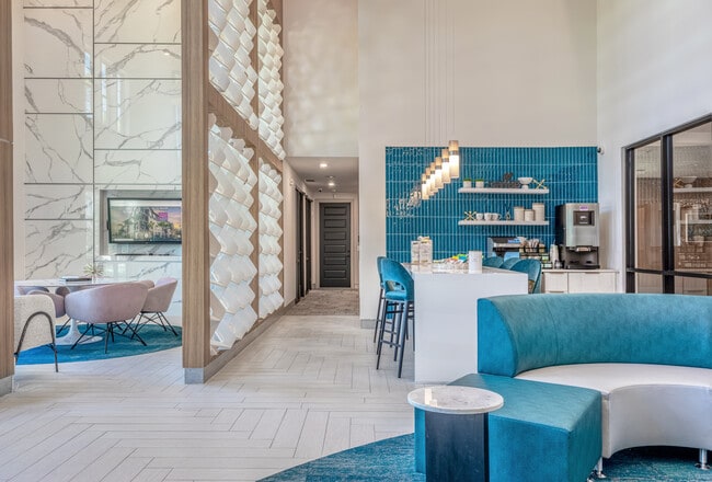 Botanic Waterside at Lakewood Ranch in Sarasota, FL - Foto de edificio - Interior Photo