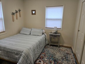 27 Shady Ln, Unit Casita De La Paz Unit 3 in Espanola, NM - Building Photo - Building Photo