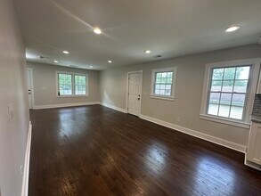 569 Woods Dr NW in Atlanta, GA - Foto de edificio - Building Photo