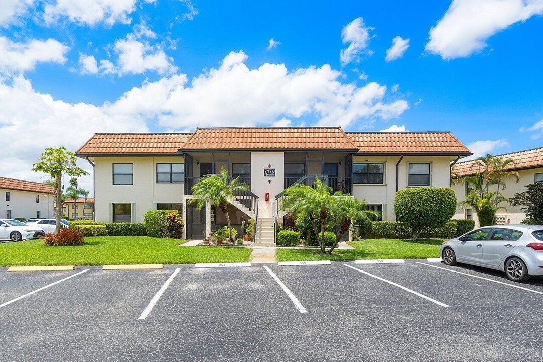 7178 Golf Colony Ct in Greenacres, FL - Foto de edificio