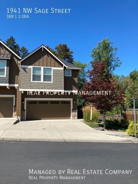 1941 NW Sage St in Camas, WA - Foto de edificio