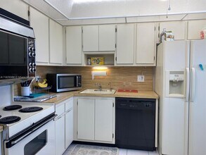 535 Oaks Dr in Pompano Beach, FL - Building Photo - Building Photo