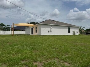 591 SW Halifax Ave in Port St. Lucie, FL - Foto de edificio - Building Photo