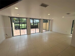 10119 Costa Del Sol Blvd in Doral, FL - Building Photo - Building Photo