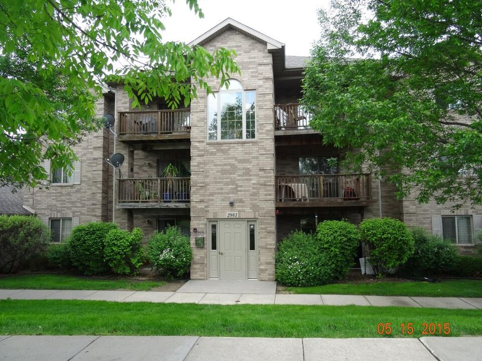 2861 Coral Ct, Unit 201 in Coralville, IA - Building Photo