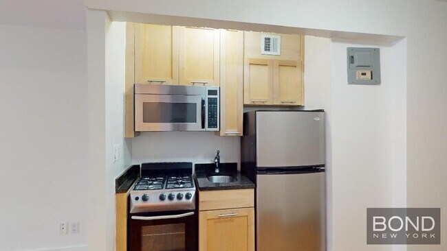 236 E 36th St in New York, NY - Building Photo - Building Photo