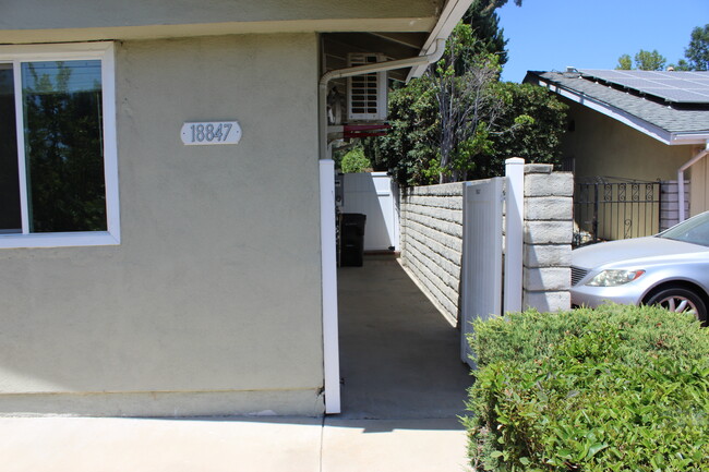 18847 Tuba St in Northridge, CA - Foto de edificio - Building Photo