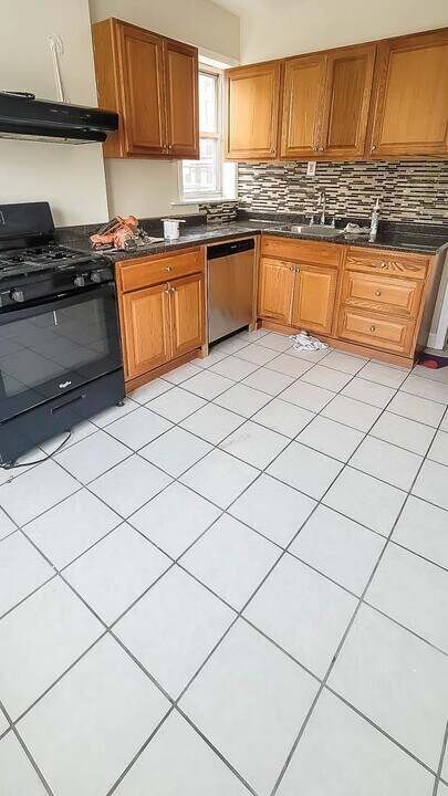 127 Mallory Ave in Jersey City, NJ - Building Photo