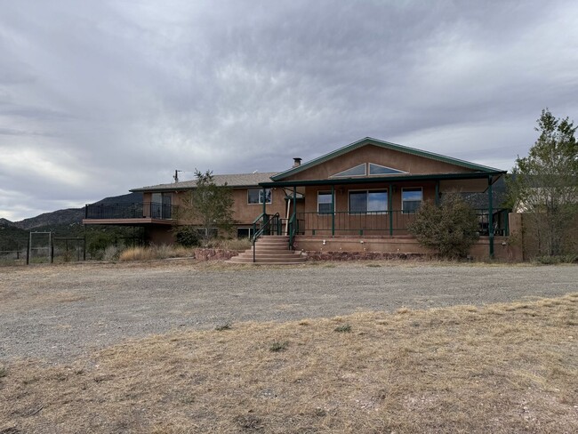 8 Paul Rd in Cedar Crest, NM - Foto de edificio - Building Photo