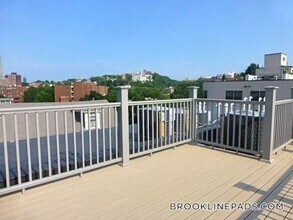52 Kent St, Unit 1A in Brookline, MA - Foto de edificio - Building Photo