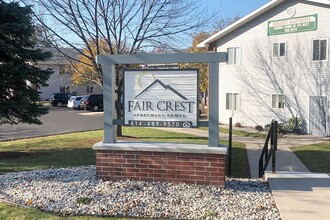 FairCrest Senior Apartments in St. Francis, WI - Foto de edificio - Building Photo