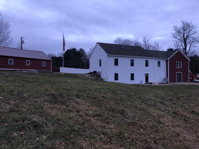 1 Davis Ln, Unit Apartment B in New Boston, NH - Foto de edificio - Building Photo