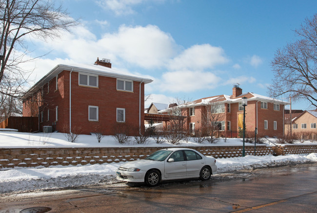 3801-3807 W Broadway Ave in Robbinsdale, MN - Foto de edificio - Building Photo