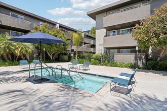 San Regis Apartments in Van Nuys, CA - Building Photo - Building Photo