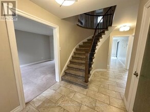 102 Hazelwood Dr in Newmarket, ON - Building Photo - Building Photo