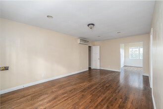 1438 S Sherbourne Dr in Los Angeles, CA - Building Photo - Interior Photo