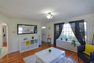 35 4th St in East Greenwich, RI - Building Photo - Building Photo