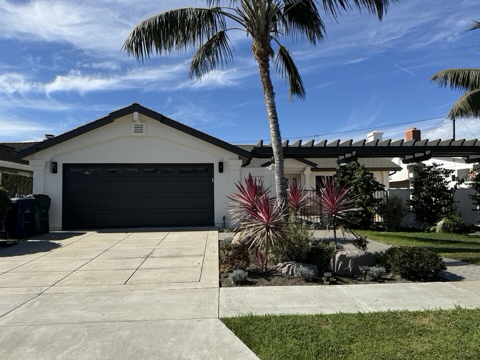 17731 Lewis Ln in Huntington Beach, CA - Building Photo