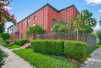 715 W Main St in Houston, TX - Building Photo - Building Photo